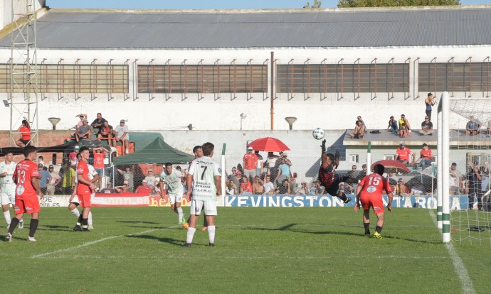 Cecil A. Roberts se quedó con el clásico y alcanzó la punta