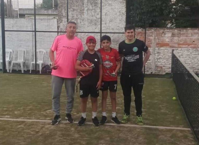 Alumnos del Newbery en un encuentro de padel en Tres Lomas