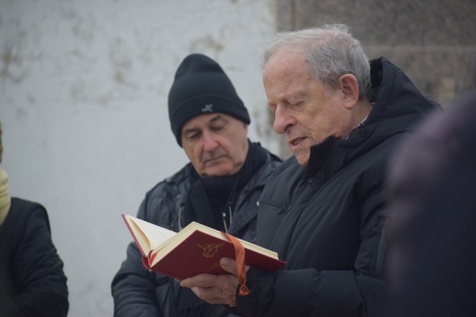 Nuevo altar y responso en el cementerio