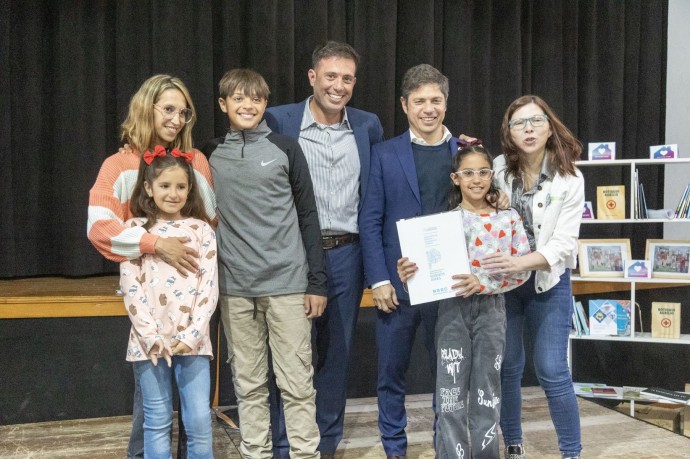 Kicillof y Spinolo entregaron 18 viviendas del “Plan Bonaerense II”