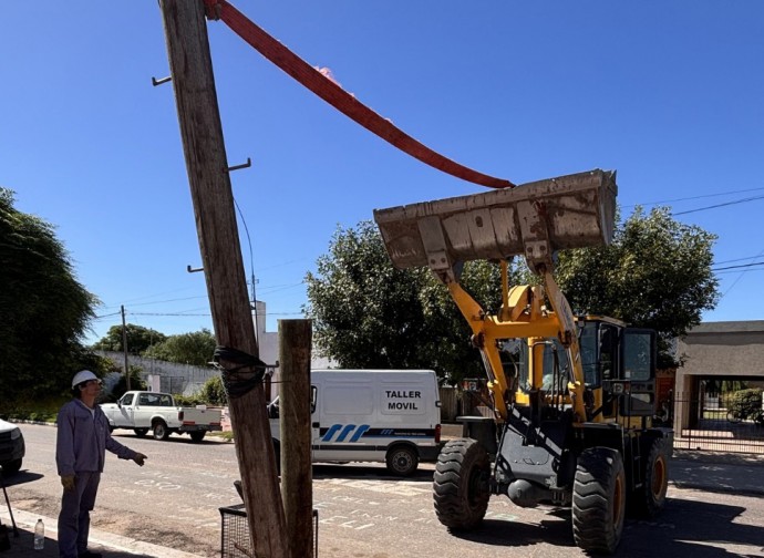 El Municipio y Eden reparan columnas y postes de Telefónica