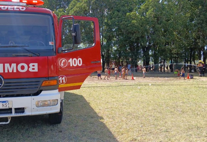 Los bomberos visitaron la Escuela Abierta de Verano