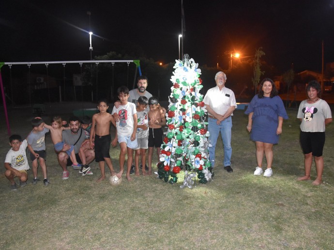 Árboles navideños confeccionados con material sustentable