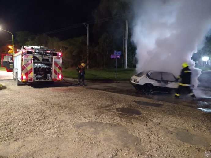 Se incendió un automóvil en la vía pública 
