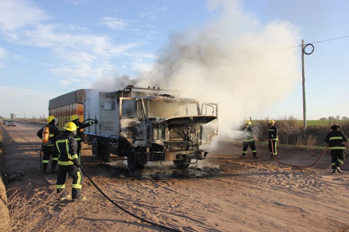 Se incendió un camión en el camino a Carhué