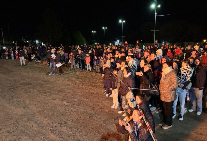 Las llamas de la “Fogata de San Juan” iluminaron el Acceso Baigorria