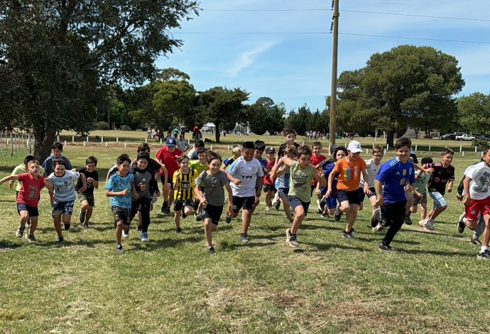 El Polideportivo Municipal albergó un Torneo Interescolar de Atletismo