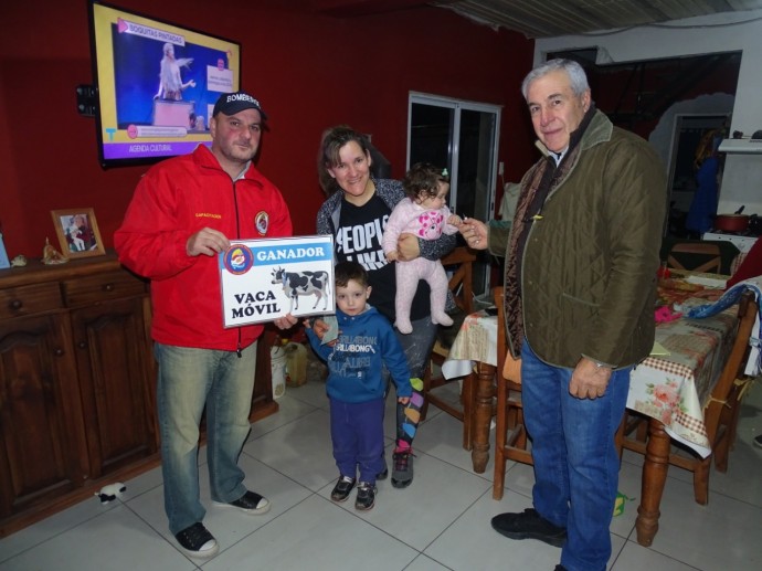 Bomberos Voluntarios entregó el premio de la “Vaca Móvil”