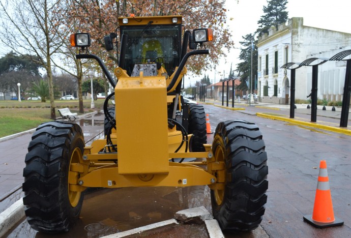 La Municipalidad incorporó una nueva motoniveladora