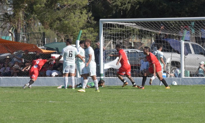 Cecil A. Roberts se quedó con el clásico y alcanzó la punta