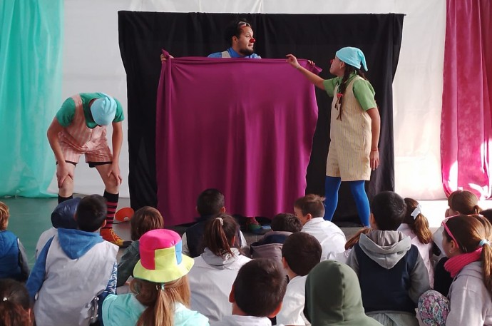 Una compañía de clown se presenta en la plaza principal