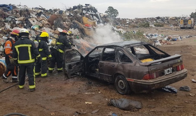 Incendio de un automóvil en el Basurero Municipal