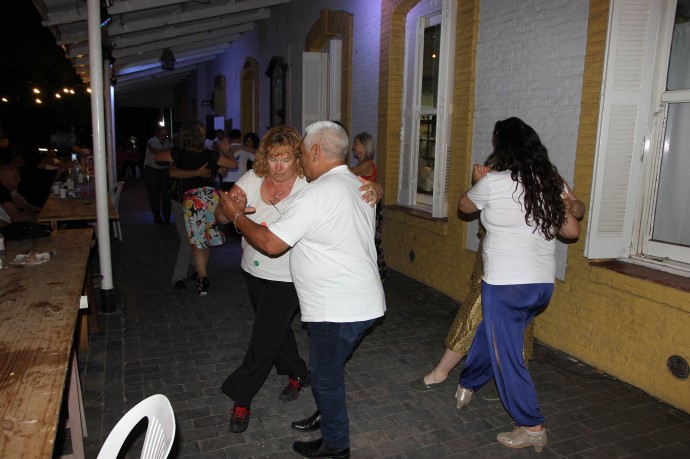 El clima veraniego acompañó a la “Milonga en el andén”