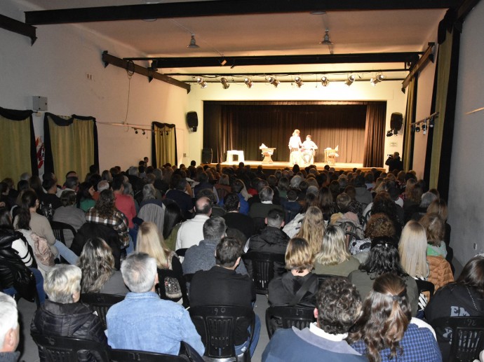 El teatro de adultos mayores se presentó en la “Vieja Usina”