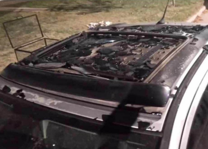 Vecinos denuncian la rotura del techo de vidrio de sus automóviles 