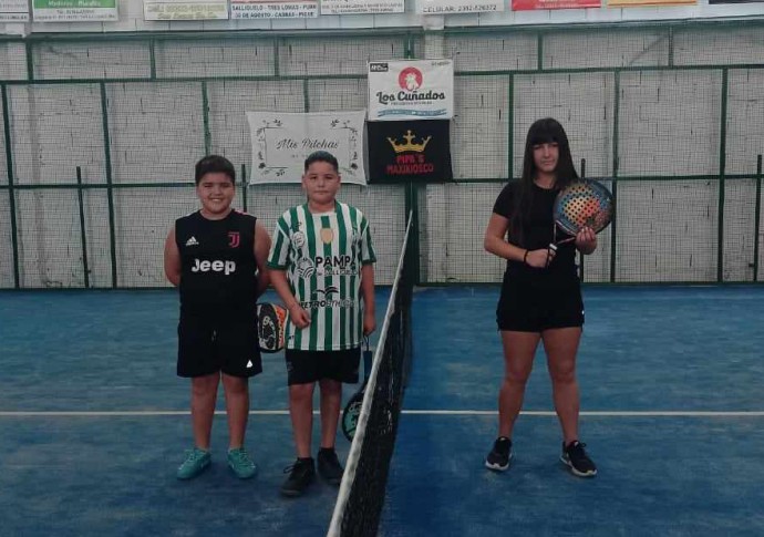 Alumnos del Newbery en un encuentro de padel en Tres Lomas