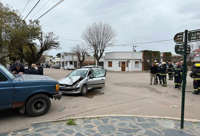 Accidente en la intersección de las calles Unzué y España