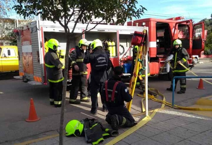 Simulacros de evacuación y rescate en un establecimiento educativo