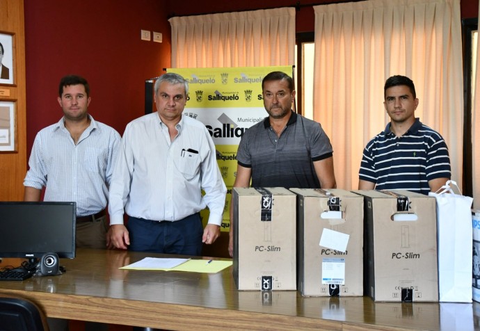 Entrega de computadoras al Centro de Formación Laboral