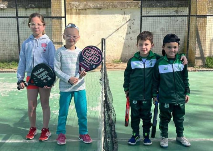 Alumnos del Newbery en un encuentro de padel en Tres Lomas