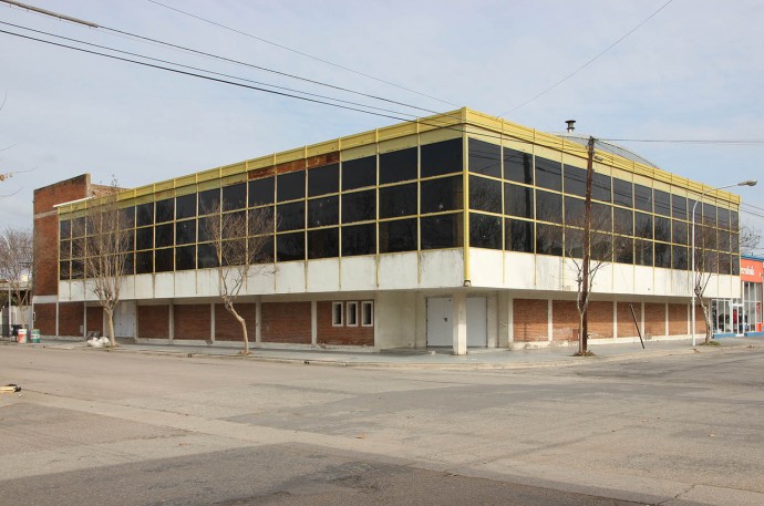 El Roberts estrena la habilitación del gimnasio con una nueva fiesta retro