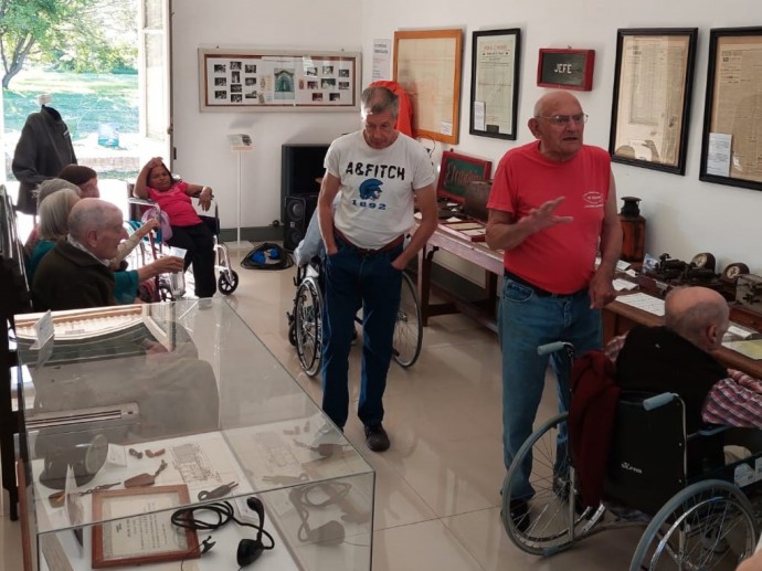 Los residentes de los hogares municipales visitaron el Museo