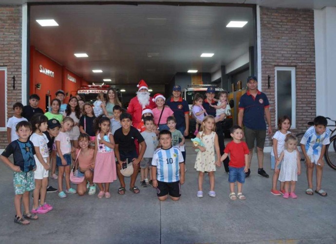 Papá Noel recorrió la ciudad en el trencito y visitó la biblioteca