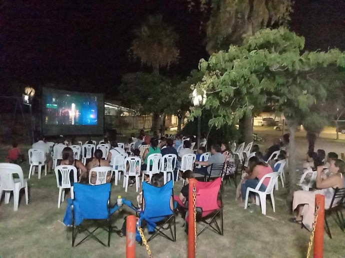 Comienzan las funciones de cine gratuitas en las plazas de los barrios 