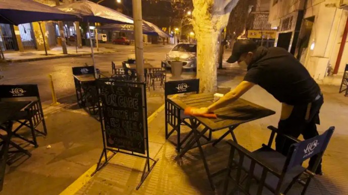 Habilitaron a los comercios gastronómicos a poner sillas y mesas en la calle