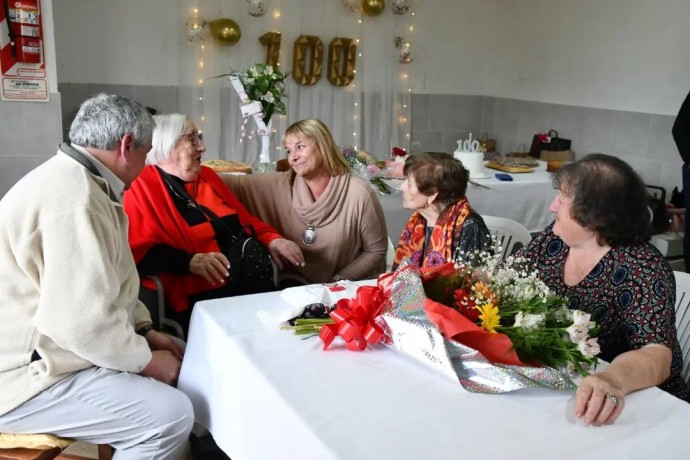 Nosetti visitó a Rosa Mercadín, vecina que cumplió sus 100 años de edad 