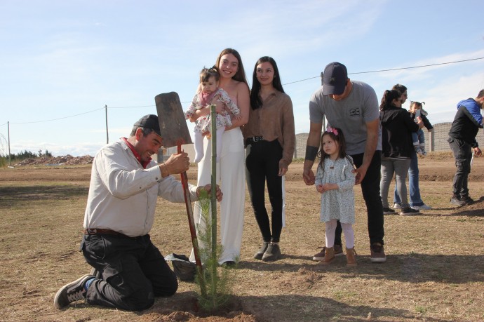 Cerca de setenta nuevos salliquelenses plantaron su árbol