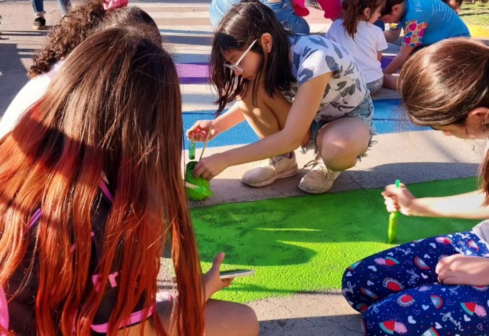 Pintaron una senda peatonal para concientizar sobre la diversidad sexual