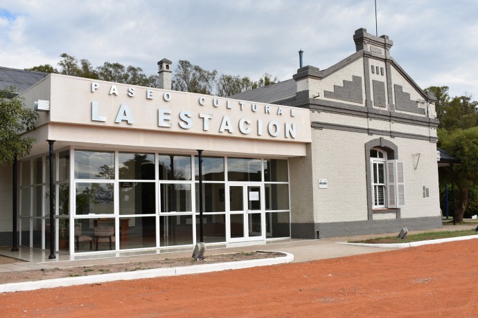 Muestra de cuadros y fotografías en el Museo Histórico Municipal