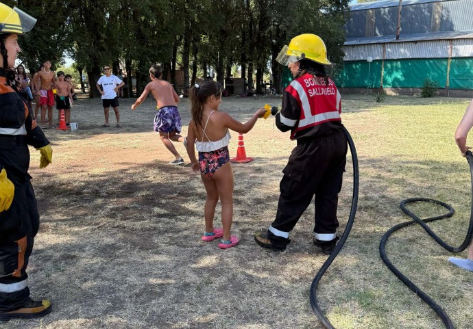 Los bomberos visitaron la Escuela Abierta de Verano