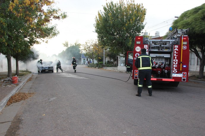 Incendio en un automóvil que circulaba por calle Juncal