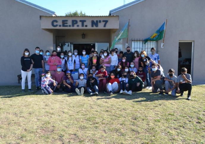 Vacunación de Calendario y COVID-19 en las escuelas rurales