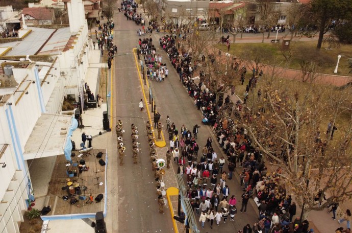 Se realizó el acto y el desfile por el Día de la Independencia 