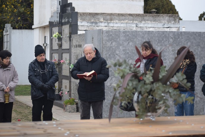 Nuevo altar y responso en el cementerio