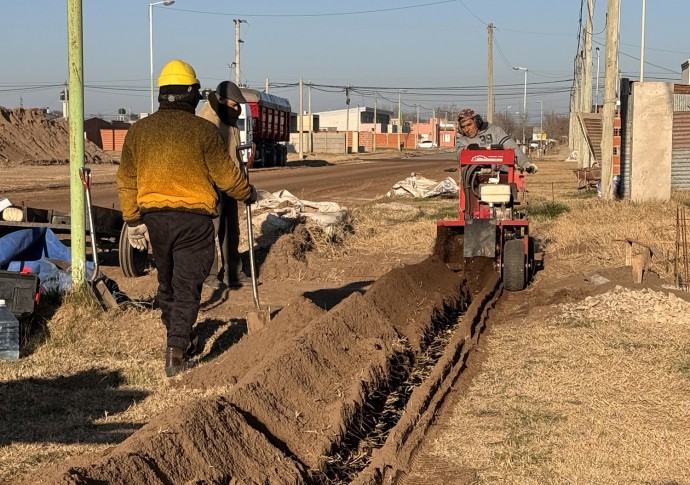 Trabajan en la extensión de la red de gas en el barrio Yani