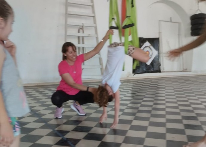 Comenzaron las clases de acrobacia en tela para niños