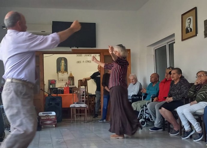 Taller “Tarde con los abuelos” en el Hogar Municipal