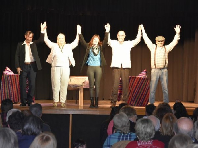 El teatro de adultos mayores se presentó en la “Vieja Usina”