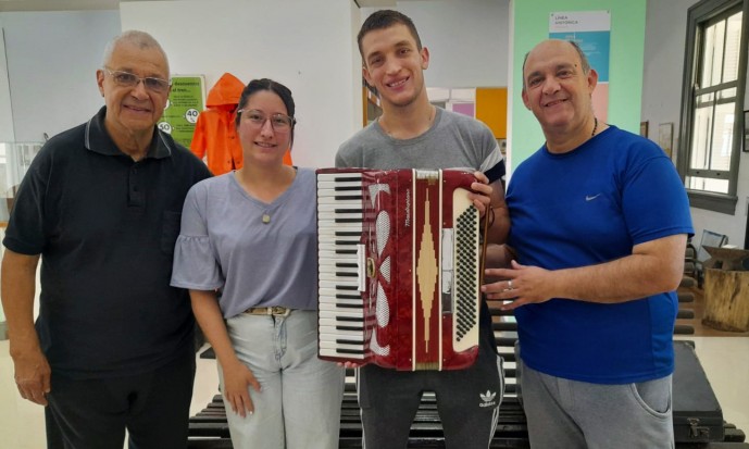 La familia Rivas donó al Museo el primer acordeón de “Los Diamantes”
