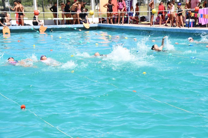 Encuentro zonal de natación en Quenumá