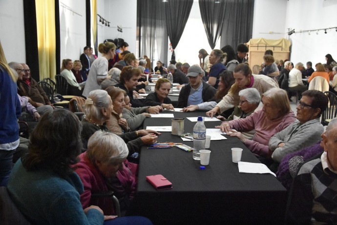 Los adultos mayores disfrutaron de la jornada “Tarde con Hogares”