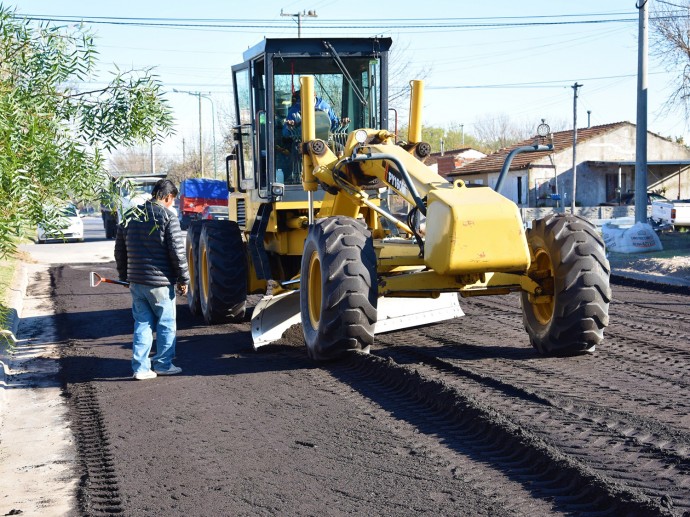 Construyen nuevas cuadras de asfalto en el Barrio Yani 