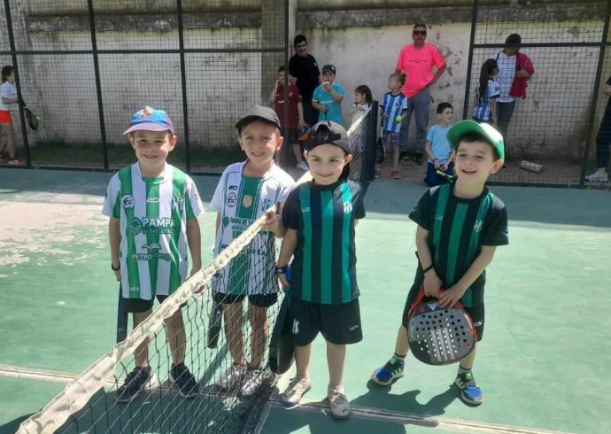 Alumnos del Newbery en un encuentro de padel en Tres Lomas