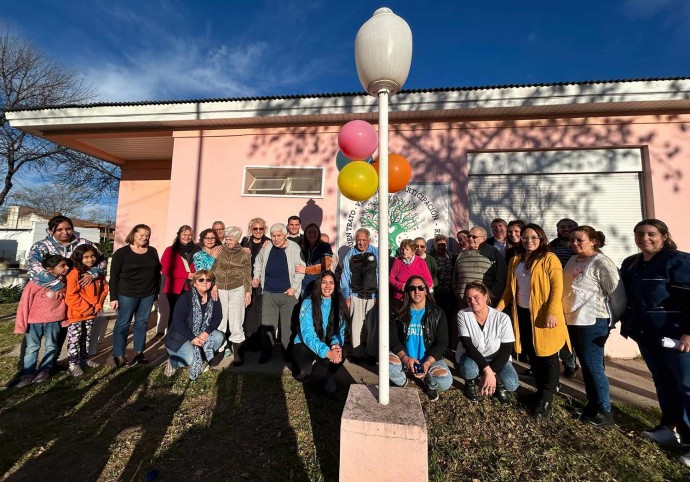 Pintaron un mural conmemorativo en el Hogar Municipal 