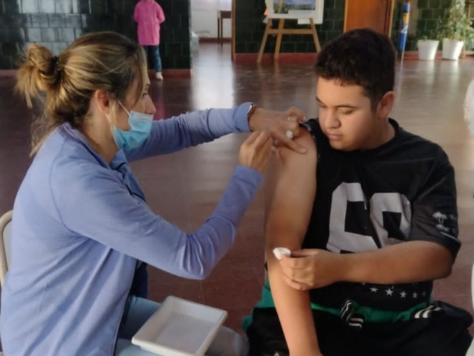 El Vacunatorio del Hospital Municipal recorre las escuelas