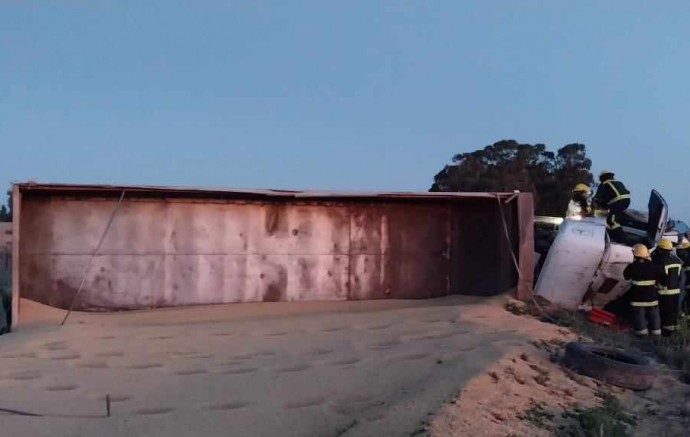 Volcó un camión sobre Ruta Provincial 85